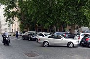 Dobbeltparkering i Via Urbana, Rom