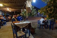 Den palmebladstækte cafe i Pandeli Bay