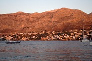 Kalymnos' klipper ulmer rødt i aftenlyset