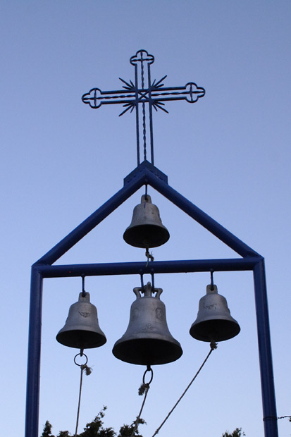 Klokker ved kirkeg&aring;rden p&aring; Telendos