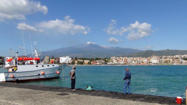 Udsigt til Etna og Giardini fra molen Udsigt til Etna og Giardini fra molen