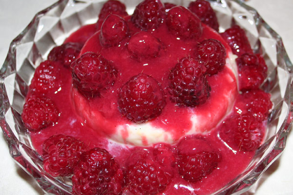 Panna cotta med hindbær og hindbær-coulis Panna cotta med hindbær og hindbær-coulis
