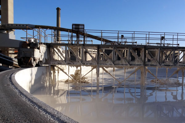 Bassin med kridtslam til hvid produktion