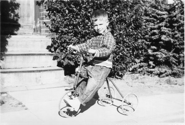 1958 Eric på trehjulet cykel i Kærby 1958 Eric på trehjulet cykel i Kærby