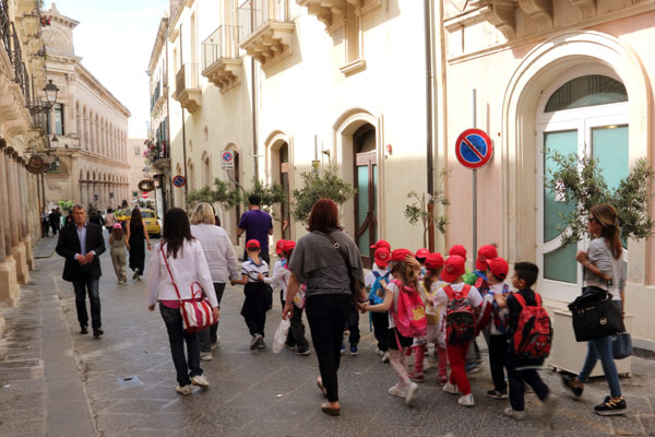 Skolebørn i Via Roma Skolebørn i Via Roma
