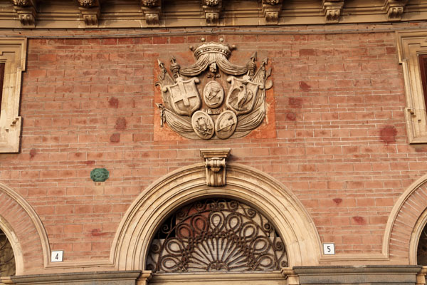 Facade med våben