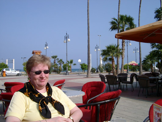 Helle nyder livet på Hobo Caf i Larnaca.