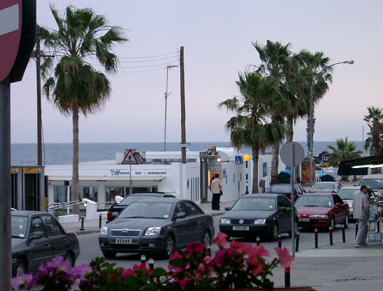 T&aelig;t trafik p&aring; strandpromenaden i Paphos