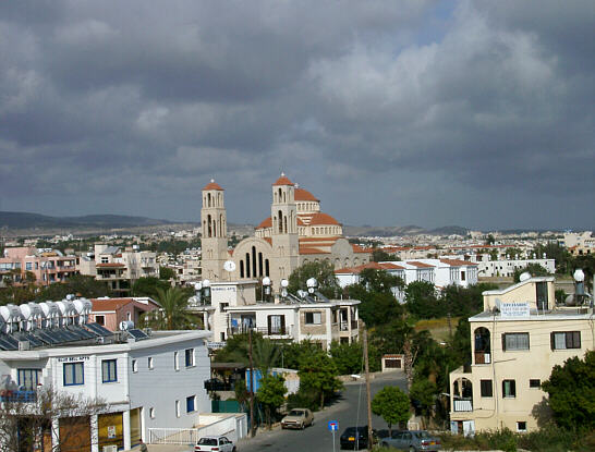 Udsigt over Kato Paphos med den nye basilika