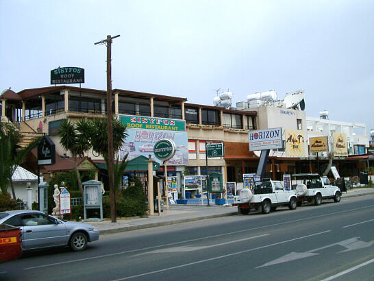 Reklamer langs Tombs of the Kings Road i Paphos