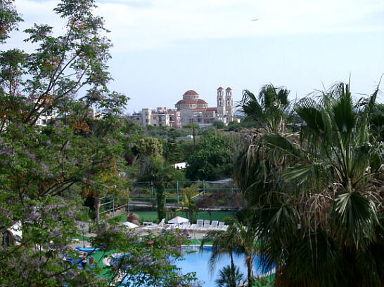 Kato Paphos og Hotel Mayfairs pool omr&aring;de