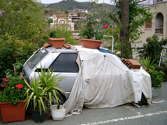 Bil med blomster i Kakopetria p&aring; Cypern