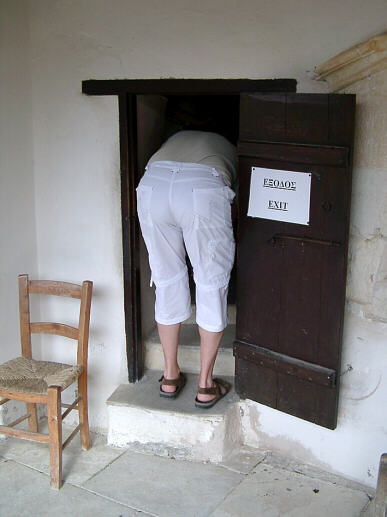 Dame bakker ud af d&oslash;r i Neophytos klosteret