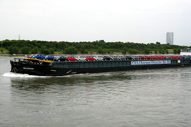Flodskib med biler p&aring; Donau
