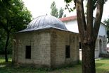 Det gamle tyrkiske bibliotek. Bagved ligger moskeen.