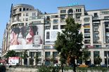 Facade med reklamer i Bukarest