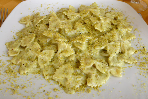 Farfalle med pesto af pistacie