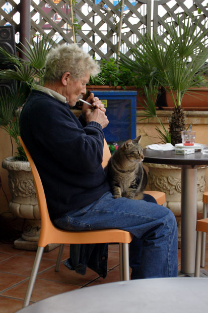 Arbejdsmand med kat p&aring; sk&oslash;det