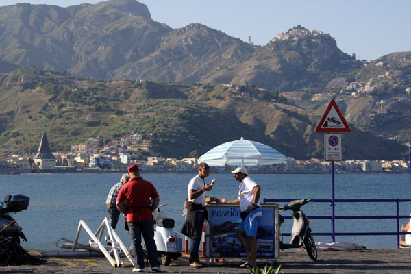 M&aelig;nd i Giardini Naxos' havn