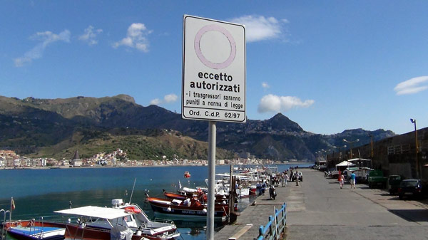 Skilt p&aring; molen i Giardini Naxos