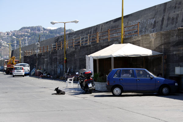 Dagdriverbandens telt p&aring; molen i Giardini Naxos