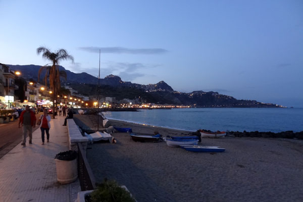 Aften p&aring; strandpromenaden