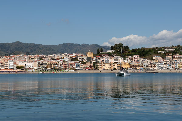 Giardini Naxos set fra havnemolen