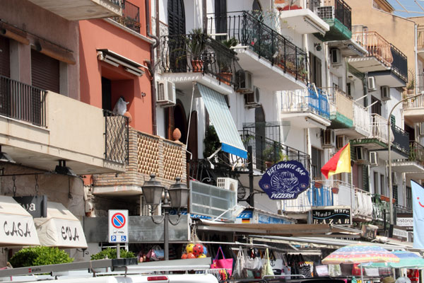 Vi boede bag den bl�- og hvidstribede markise