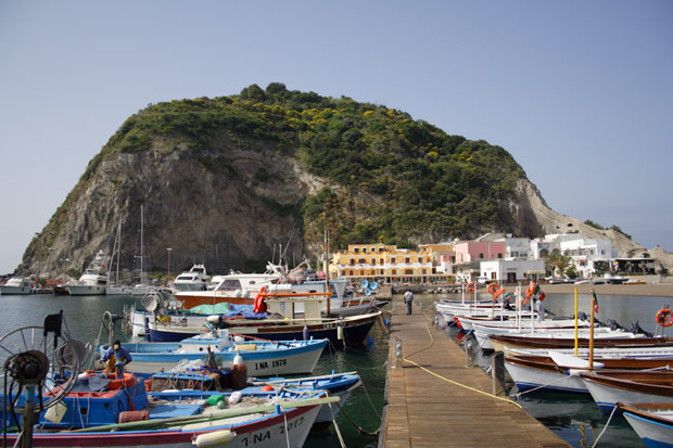 Havnen og forbjerget i Sant'Angelo p&aring; Ischia