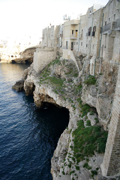 Huse p&aring; kanten i Polignano a Mare