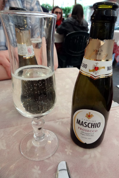 Feriens f&oslash;rste dag fejres med Prosecco
