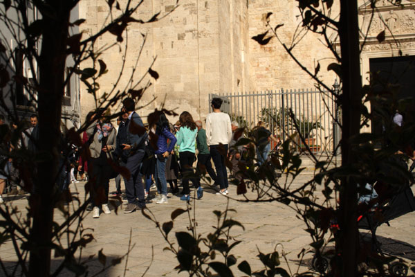 S&oslash;ndagspromenade i Polignano a Mare