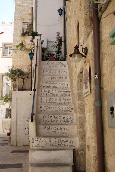 Trappe med skrift i Polignano a Mare