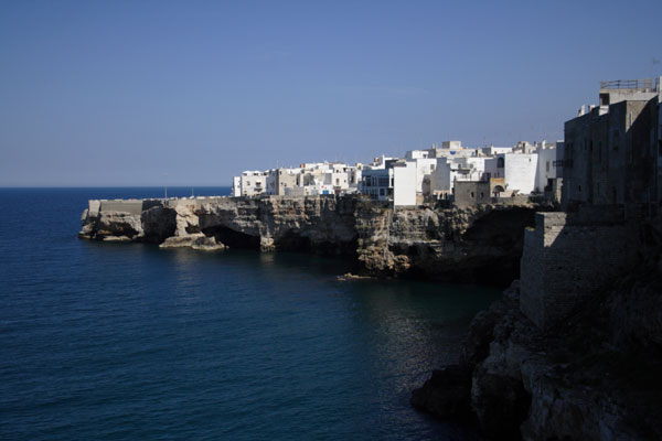 Havet gnaver grotter i klipperne under Polignano a Mare