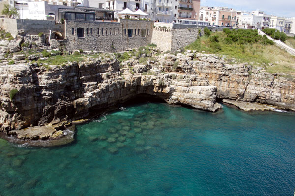 Udsigt og klart vand Polignano a Mare