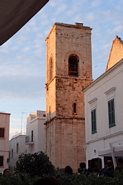 Kirketårn i Polignano a Mare
