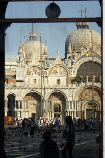 Spejbillede af basilikaen p&aring; Markuspladsen
