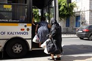 Kvinder stiger på rutebilen i Pothia