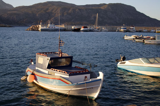 Aftenlys over havnen i Pigadia, Karpathos