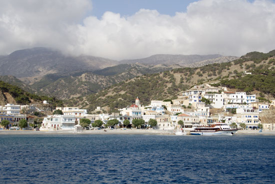 Diafani p&aring; Karpathos set fra havet.
