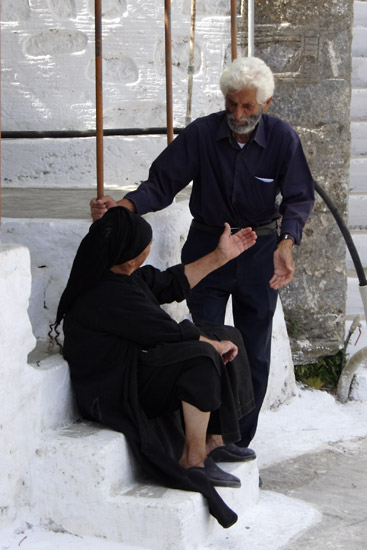Lokale m&oslash;des i Olympos p&aring; Karpathos.