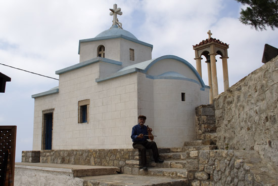 Kirke og spillemand i Olympos p&aring; Karpathos.