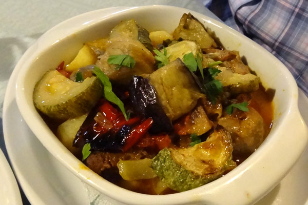 Gr&aelig;sk lammegryde med aubergine og squash