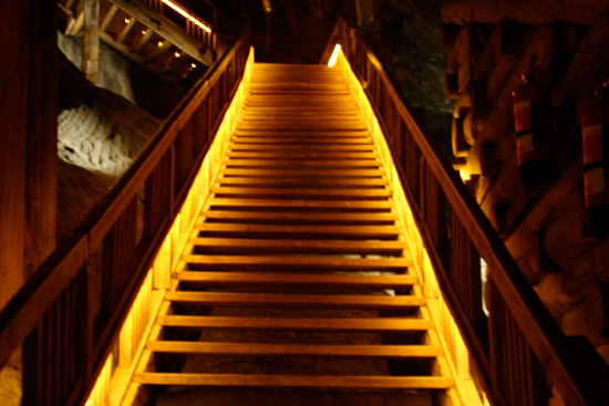 Gl&oslash;dende trappe i Wieliczka saltminen