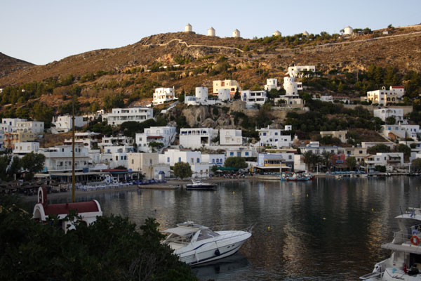 Panteli Bay med tavernerne i strandkanten