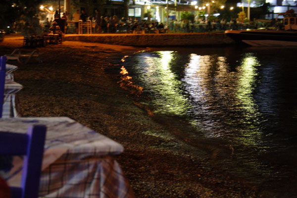 I Panteli serverer tavernerne p� stranden