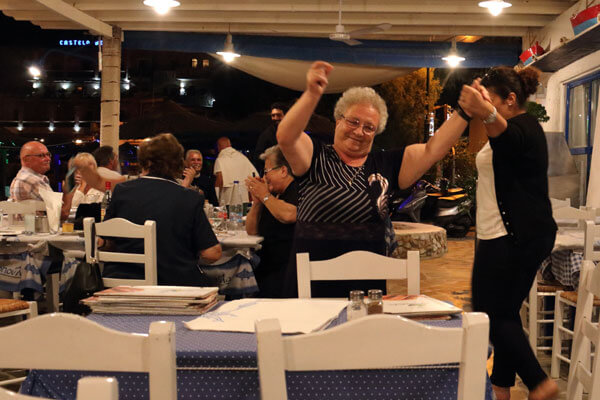 Gr�sk dans p� Taverna Psaropoula