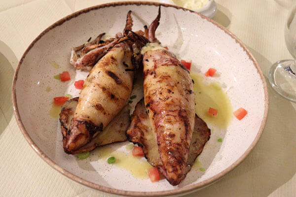 Fyldte, grillede calamari