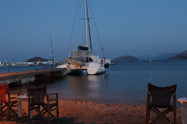 Katamaran i Panteli Bay