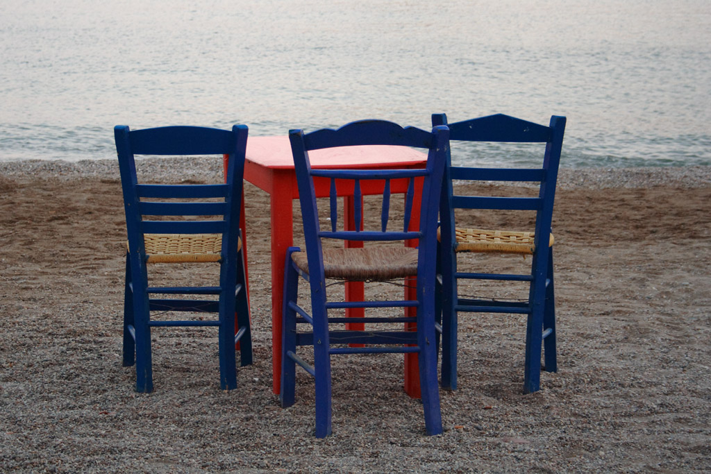 Stole i strandkanten p&aring; Leros